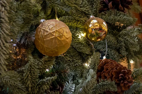 Zusammensetzung von Weihnachtsspielzeug Zapfen und Äste von Fichte. glühend g — Stockfoto