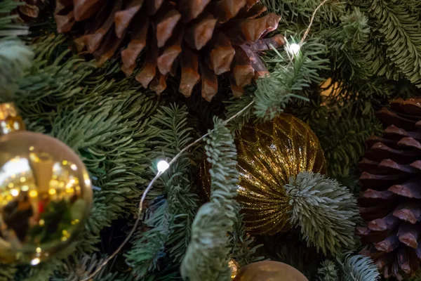 Composición de juguetes de Navidad conos y ramas de abeto. Brillante g — Foto de Stock