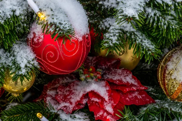 Kerstboom bedekt met sneeuw. Kerstboom speelgoed, ballen en garl — Stockfoto