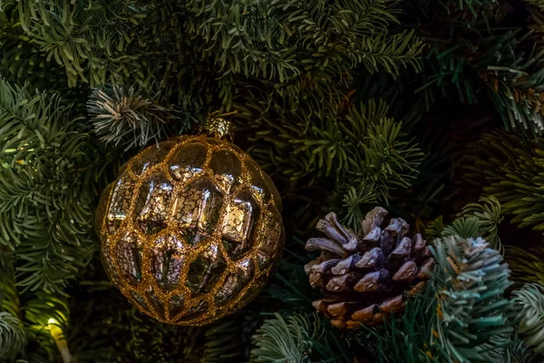 Zusammensetzung von Weihnachtsspielzeug Zapfen und Äste von Fichte. glühend g — Stockfoto