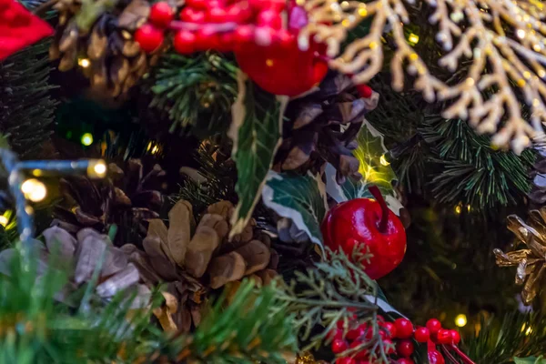 Colagem de brinquedos de Natal, ramos de abeto, bagas e cones. C — Fotografia de Stock