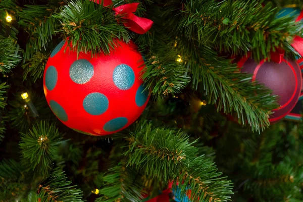 Weihnachtsspielzeug, Kugeln in den Farben rot, grün und lila, Girlanden o — Stockfoto