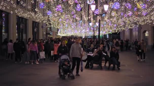 Moskwa - Circa Październik 2019: Walking people. Ulica Mikołajska — Wideo stockowe