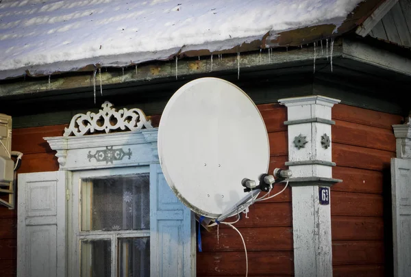 Internet Kommunikation Und Satellitenschüssel Auf Dem Dach Des Hauses Bei — Stockfoto
