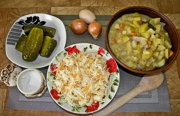 Gezond, lekker eten, gestoofde aardappelen uit de oven, en een snack. — Stockfoto