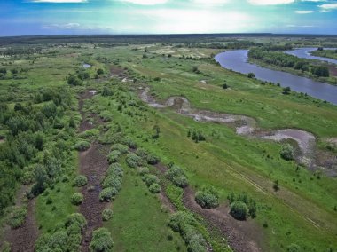 Dron, eski göl yükseklikten doğal manzara güzel bulutlar ile güneş ışığı altında balık tutmak için harika bir yerdir.