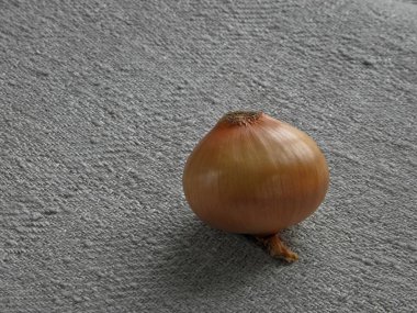 Soğan üzerinde gri bir masa örtüsü masaya.