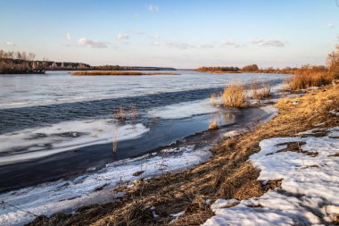 Mart ayında bahar buz drift arifesinde Deep river.