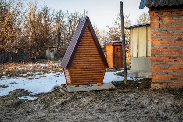 Деревянный туалет, с современным дизайном во дворе . — стоковое фото