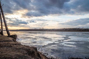 Mart ayında nehrinde bahar buz kökenli akşam gökyüzü ve bulutlar karşı doğal bir olay olduğunu.