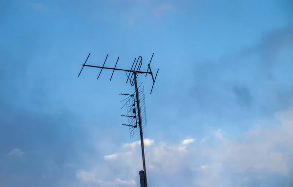 Antena analógica no mastro para receber um sinal de rádio — Fotografia de Stock