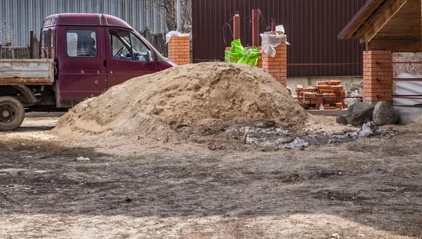 Yeni bir bina inşası için inşaat malzemeleri teslim