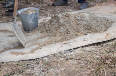 El ile çimento harç kürekle yoğurma