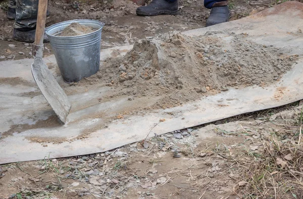 El ile çimento harç kürekle yoğurma