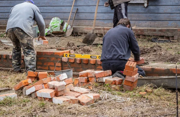 Un team di artigiani professionisti costruiscono una casa — Foto Stock