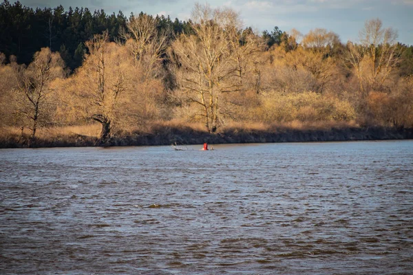 Pelampung di sungai yang dapat dilalui, memperingatkan bahaya bagi kapal — Stok Foto