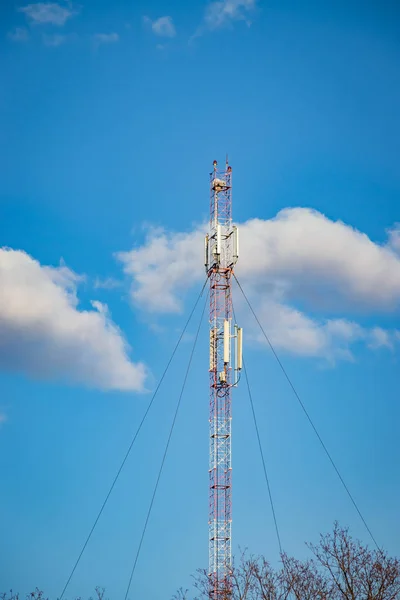 Repetidor celular, mástil para radiodifusión de comunicaciones inalámbricas e Internet —  Fotos de Stock