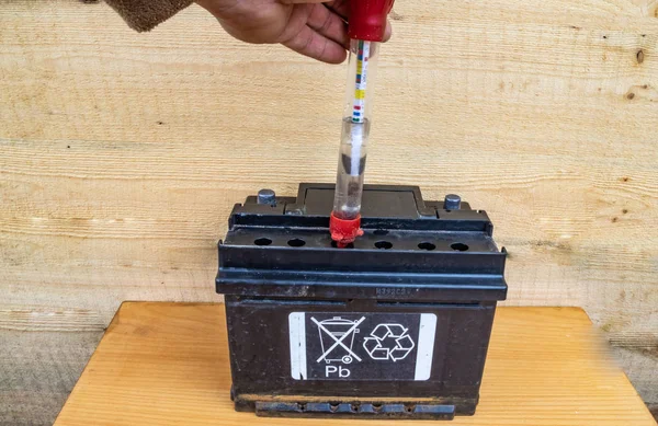 Bir Hidrometre ile pilin elektrolit yoğunluğunu kontrol etme