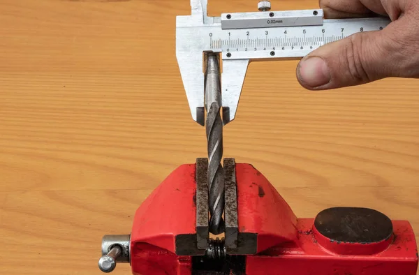 Tekniken att mäta borr diametern med hjälp av bromsok — Stockfoto