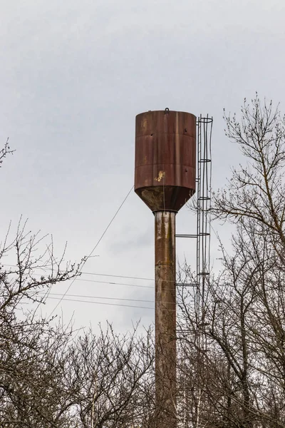 Водонапорная башня, сельское водохранилище — стоковое фото