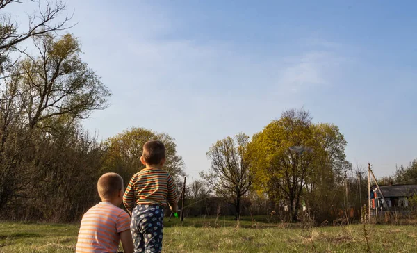 Дети запустили воздушный змей, беззаботная игра детей на природе — стоковое фото