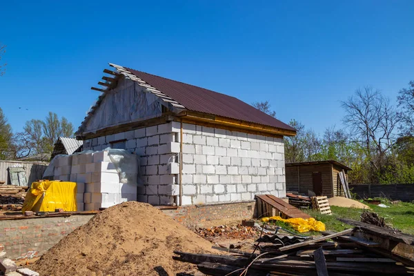Construcción de una nueva casa de ladrillo — Foto de Stock