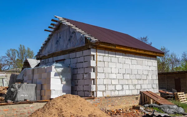 Construcción de una nueva casa de ladrillo — Foto de Stock