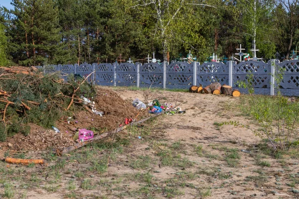 Mezarlığın yakınındaki çöplük, plastik atıklar bir yığıniçine atılmış — Stok fotoğraf