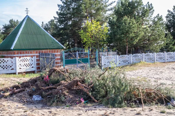 Vertedero de basura cerca del cementerio, desechos plásticos arrojados a una pila — Foto de Stock