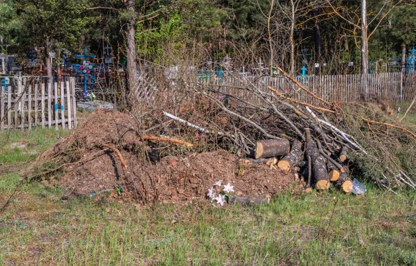Mezarlığın yakınındaki çöplük, plastik atıklar bir yığıniçine atılmış — Stok fotoğraf