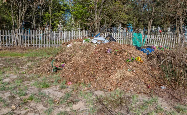 Sampah di dekat kuburan, limbah plastik dilempar ke dalam tumpukan — Stok Foto