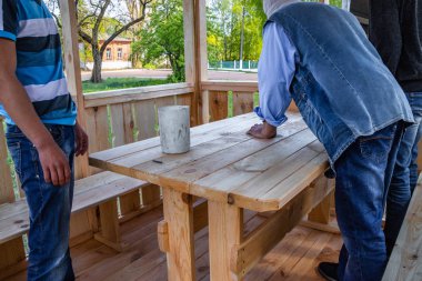 Montajcılar ahşap malzemeden bir pavyon inşa