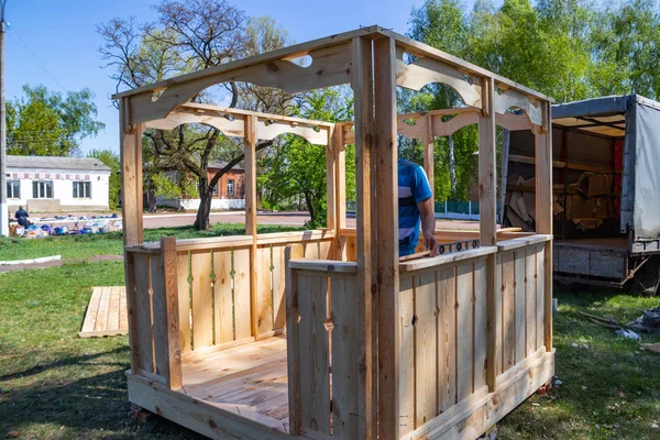 Instaladores construyen un pabellón de material de madera — Foto de Stock