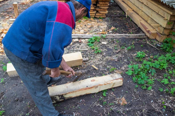 Master carpenter professionally working with an ax — Stock Photo, Image