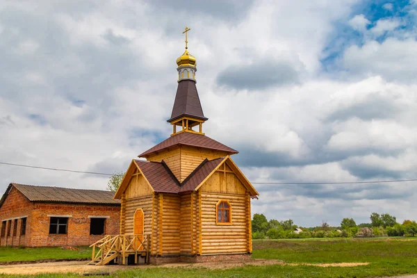 Gebedshuis gemaakt van hout nieuw, vers gebouwd — Stockfoto