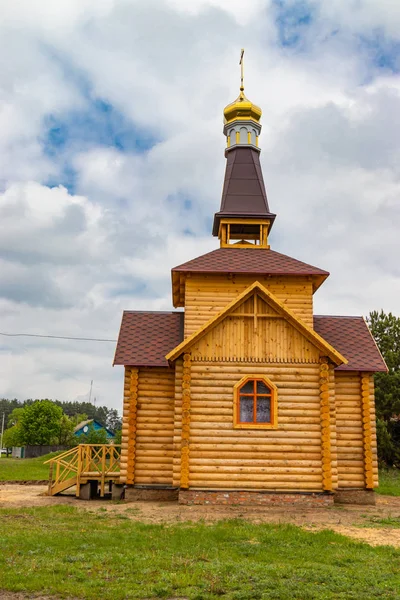 Maison de prière en bois neuf, fraîchement construit — Photo