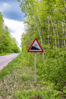 Yol kenarında yol işaretleri, sürücüler için dikkatli