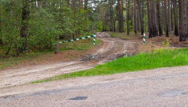 Giriş yasaktır, bariyer kapatılır ve ormanda kalmak ve avlanmak yasaktır