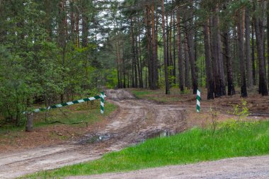 Giriş yasaktır, bariyer kapatılır ve ormanda kalmak ve avlanmak yasaktır