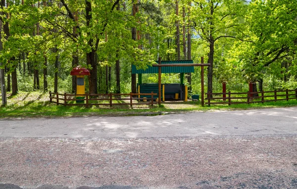 Parada de autobús hermosa de madera en el bosque — Foto de Stock