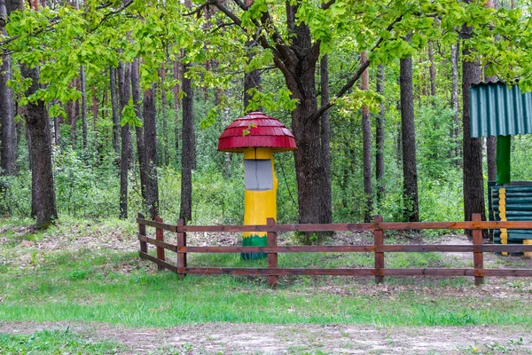 Bushaltestelle schön aus Holz im Wald — Stockfoto