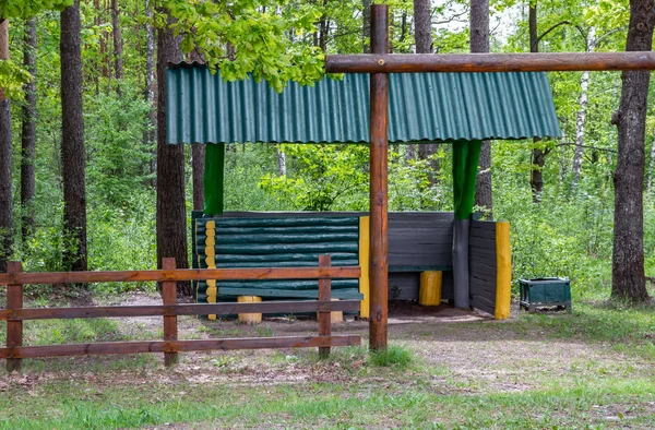 Bushaltestelle schön aus Holz im Wald — Stockfoto