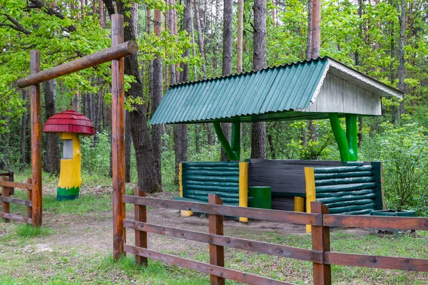 Parada de autobús hermosa de madera en el bosque —  Fotos de Stock