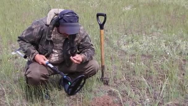 Schatzsucher Feld Mit Metalldetektor Und Schaufel Auf Schatz Und Schmucksuche — Stockvideo