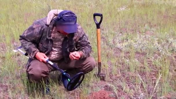 Pemburu Harta Karun Lapangan Dengan Detektor Logam Dan Sekop Untuk — Stok Video