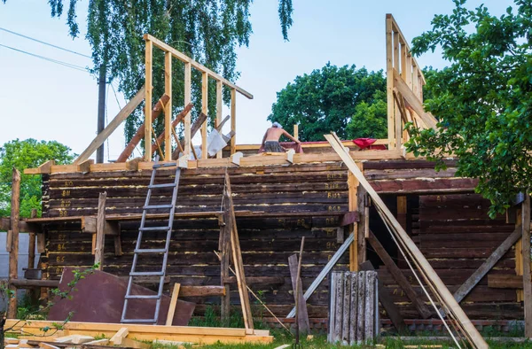 Instalación de un nuevo techo de madera en una vivienda por un equipo de carpinteros y techadores — Foto de Stock