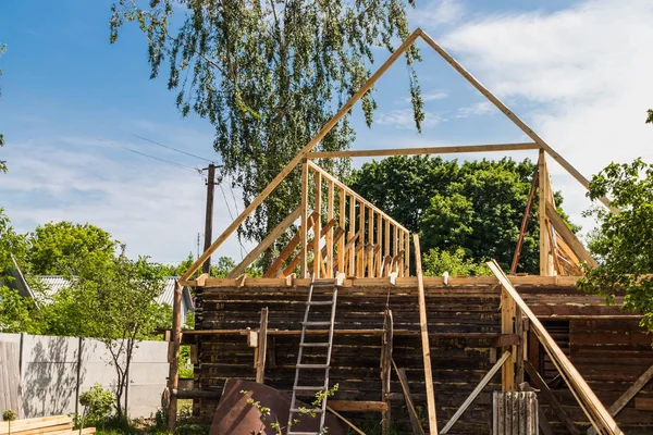 Instalación de un nuevo techo de madera en una vivienda por un equipo de carpinteros y techadores — Foto de Stock