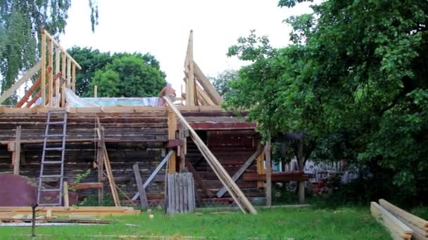 Instalação de um novo telhado de madeira em uma casa de habitação por uma equipe de juntadores e roofers — Vídeo de Stock