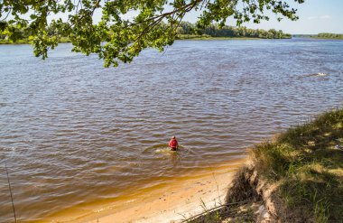 Bir kişi sağlıklı bir yaşam tarzı yol açar ve nehirde yüzer