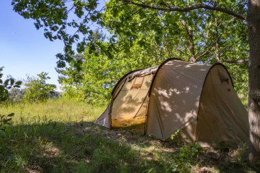 Nehir kıyısında dinlenmek ve dinlenmek için kamp alanı